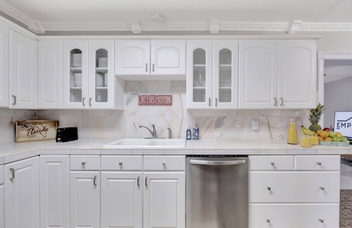 Oakford Park House | Magnificent Pool House in the Heart of Tampa - Sleeps 10