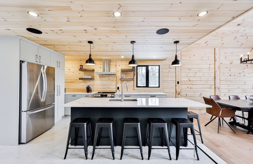 Saint-Faustin-Lac-Carre Ski Chalet | Magnificent ski-in/out wooden chalet in Mont-Blanc with SPA and billiard table!