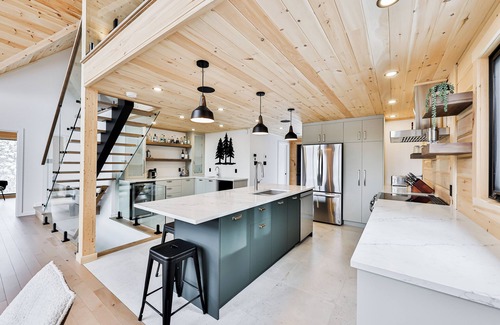 Saint-Faustin-Lac-Carre Ski Chalet | Magnificent ski-in/out wooden chalet in Mont-Blanc with SPA and billiard table!