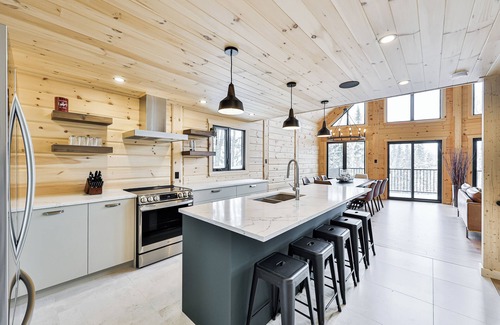 Saint-Faustin-Lac-Carre Ski Chalet | Magnificent ski-in/out wooden chalet in Mont-Blanc with SPA and billiard table!