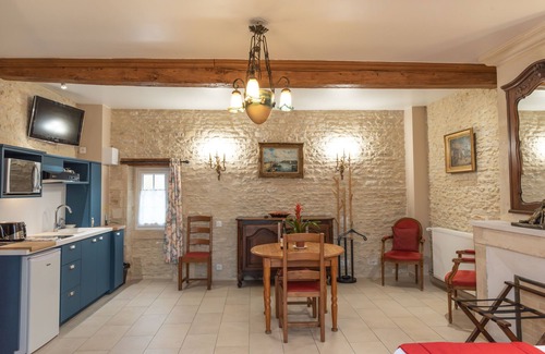 Meuvaines Apartment | Magnificent studio with garden views