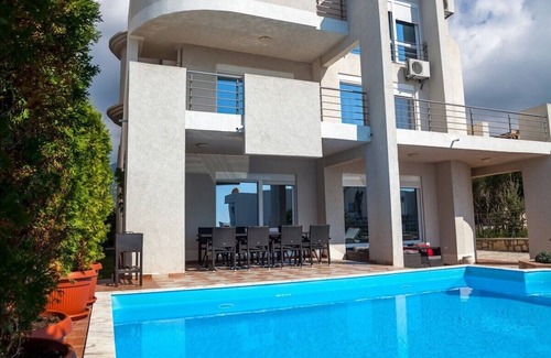 Bar Villa | Magnificent villa with 5 bedrooms, pool, garden and barbecue.