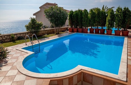 Bar Villa | Magnificent villa with 5 bedrooms, pool, garden and barbecue.