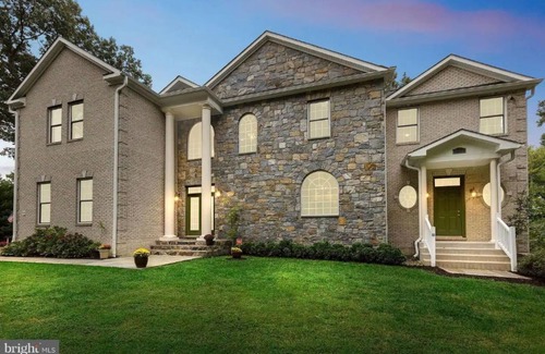 Dowell House | Magnificent Water Front Property
