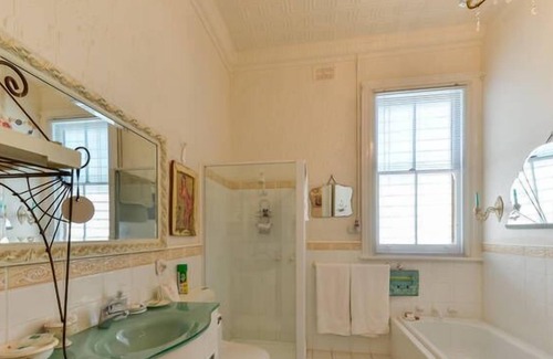 East Tamworth Cottage | Magnolia B&B 2 Bedrooms 2 bathrooms