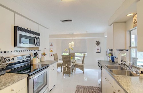 Southgate House | Magnolia Breeze - Charming, Modern Home with Pool by Gulfcoast Holiday Homes