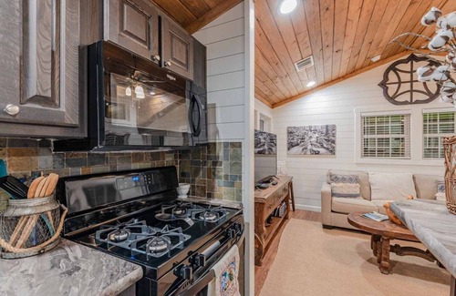 Broken Bow House | Magnolia Gem - Sleeps 2, SEASONAL creek, close to the park, river and lake!