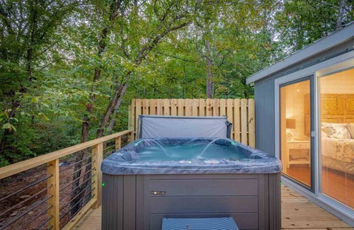 Broken Bow House | Magnolia Gem - Sleeps 2, SEASONAL creek, close to the park, river and lake!