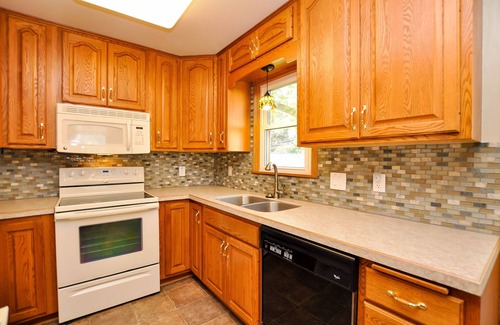 Rochester House | Magnolia House-4 Bdrm, 2 Bath - 2 Miles from Mayo Clinic/St. Mary's