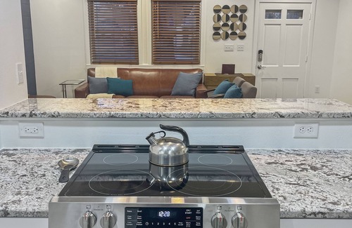 Springfield House | Magnolia House: Style and Comfort, Central, Eltc Fireplace, AirFryer, Full Fence