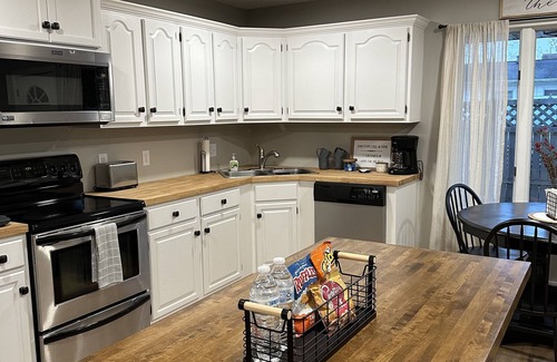 Carterville Condo | *Magnolia inn* updated condo, centrally located. Pet friendly! Boat/RV parking