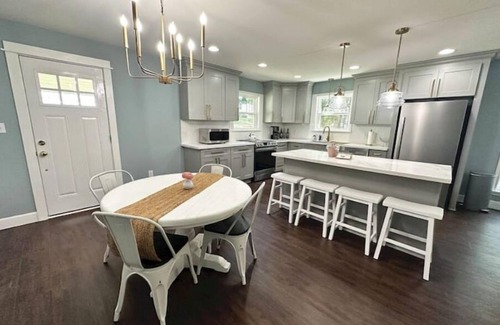 Avinger House | Magnolia Lake House