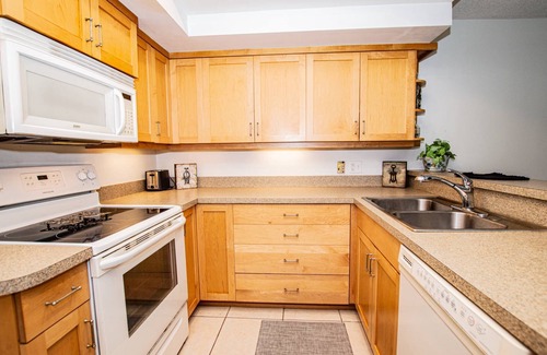Fairway Village House | Magnolias on Cobblestone – Stylish Pet Friendly Retreat w/Private Lanai, Pool Access & Smart TVs!