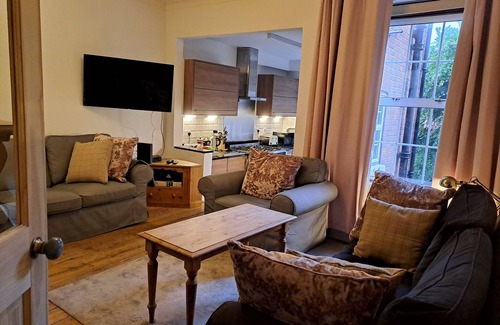 Maidenhead House | MAIDENHEAD HOUSE, 3 bedrooms, garden, free parking, near town centre, sleeps 4