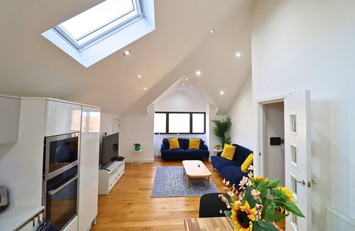 Maidenhead Apartment | Maidenhead Stylish Top Floor Three Bedroom Apartment