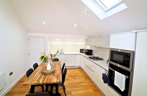Maidenhead Apartment | Maidenhead Stylish Top Floor Three Bedroom Apartment