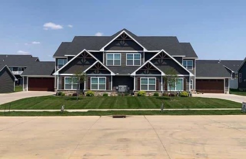 Bettendorf Apartment | Main Floor charming 2 Bedroom Condo with King master suite in Bettendorf