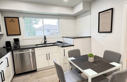 Windsor House | Main floor unit/Fountain Bleau/mins from Chrysler
