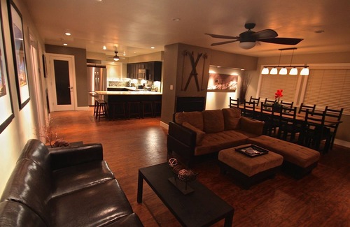 Lakeside Park Villa | Main House, 2 bdrm, 1 1/2 bath, Game room, Pool Table, Spa, Kitchen