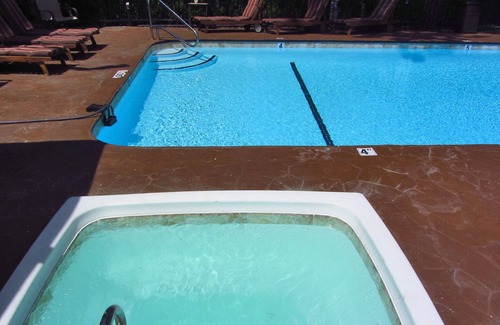 Lakeside Park Villa | Main House, 2 bdrm, 1 1/2 bath, Game room, Pool Table, Spa, Kitchen