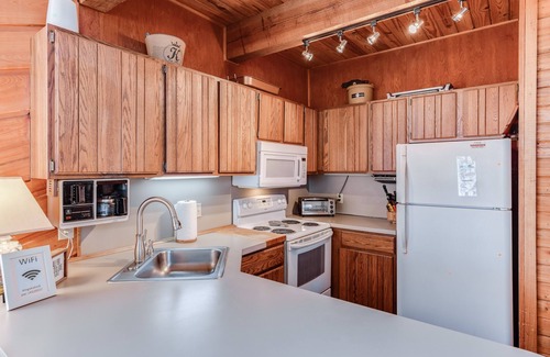 Macon House | Main Lake, Flat Yard, Hanging Bed, Dock, Kayak, Firepit, Screened Porch