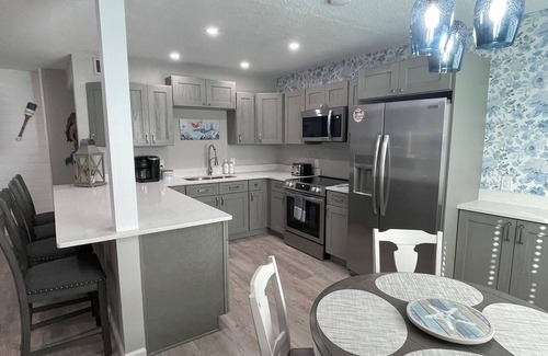 Weeki Wachee Gardens House | Main River Mermaid Sleeps 8 kayaks for everyone. Gulf access for scalloping