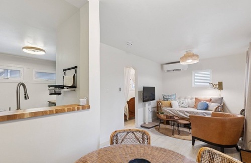Evanston House | Main St Hideaway: Near Lee Street Beach: Northwestern University: Transit
