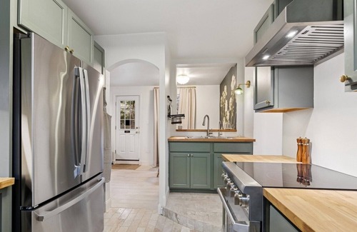 Evanston House | Main St Hideaway: Near Lee Street Beach: Northwestern University: Transit