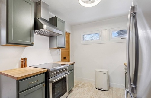 Evanston House | Main St Hideaway: Near Lee Street Beach: Northwestern University: Transit