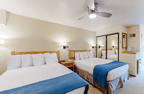 West End Cabin | Main Street gem - pool & hot tub - walk to lifts, dog-friendly, balcony