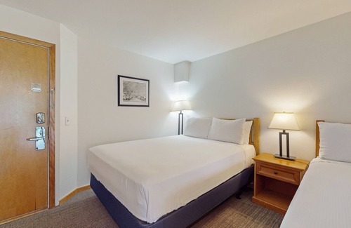 West End Cabin | Main Street gem - pool & hot tub - walk to lifts, dog-friendly, balcony