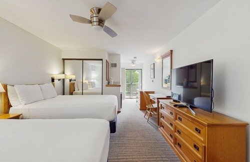 West End Cabin | Main Street gem - pool & hot tub - walk to lifts, dog-friendly, balcony