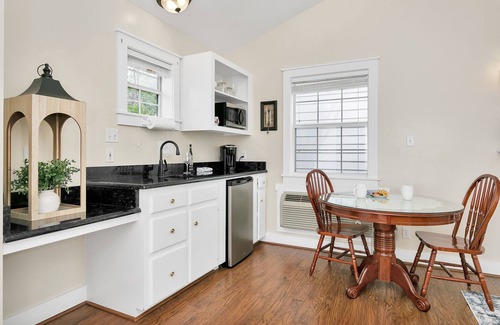 Fredericksburg Apartment | Main Street Retreat Great Escape | King Bed | In Town | Shared Hot Tub/Pool Access