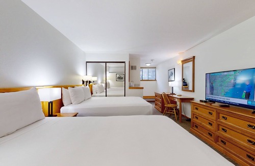 West End Cabin | Main Street studio - pool & hot tub - walk to lifts, dog-friendly, ground-floor