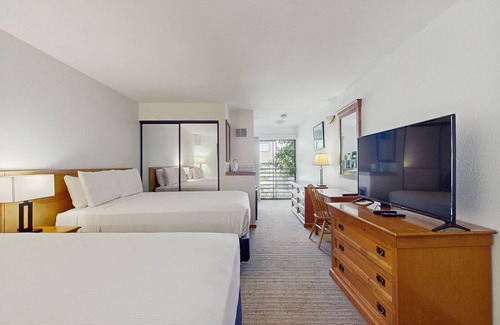 West End Cabin | Main Street studio - pool & hot tub - walk to lifts, dog-friendly, third floor