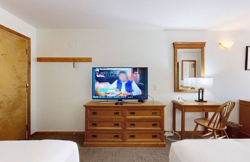 West End Cabin | Main Street studio - pool & hot tub - walk to lifts, dog-friendly, balcony