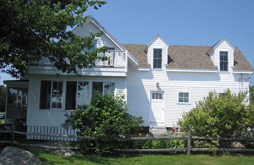 Trevett House | MAINE SALT WATER COTTAGE WITH DOCK - MINUTES TO BOTANICAL GARDENS