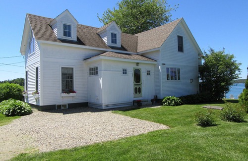 Trevett House | MAINE SALT WATER COTTAGE WITH DOCK - MINUTES TO BOTANICAL GARDENS