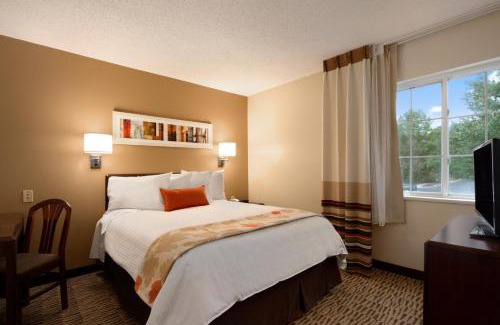 Auburn Hills Hotel | MainStay Suites Detroit Auburn Hills