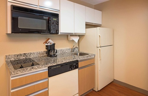 Wheeling Hotel | MainStay Suites Northbrook Wheeling