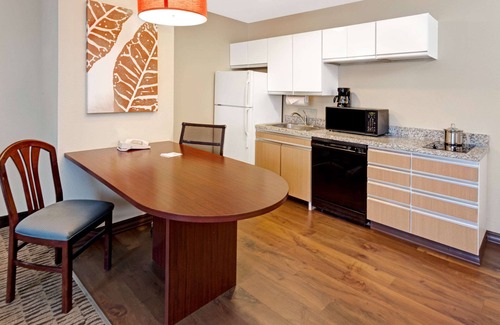Wheeling Hotel | MainStay Suites Northbrook Wheeling