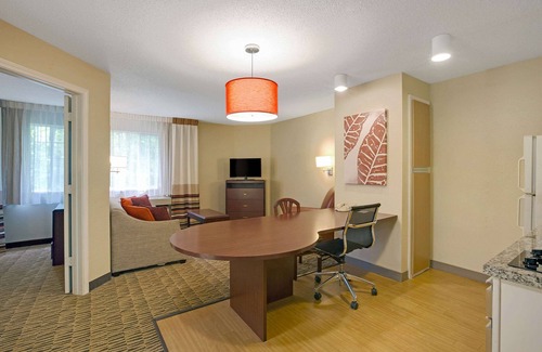 Wheeling Hotel | MainStay Suites Northbrook Wheeling