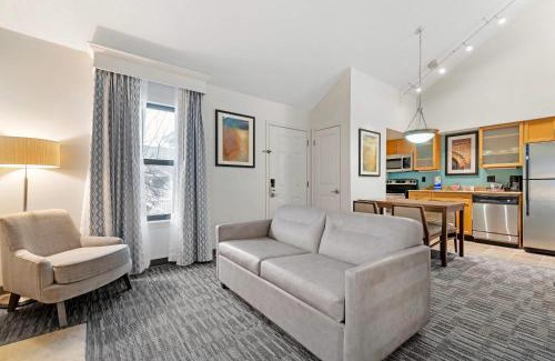 Richmond Heights Hotel | MainStay Suites St Louis - Galleria