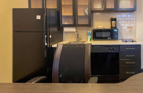 Greenwich Hotel | MainStay Suites Wichita Northeast
