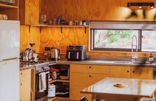 Campbells Bay House | Mairangi Bay Bach , Cozy Family Friendly House, Walking Distance to the Beach
