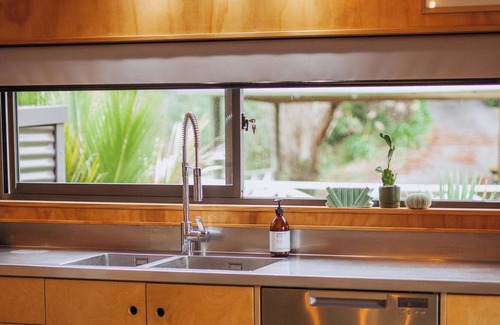 Campbells Bay House | Mairangi Bay Bach , Cozy Family Friendly House, Walking Distance to the Beach