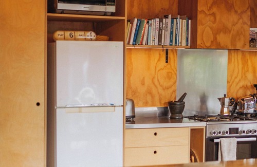 Campbells Bay House | Mairangi Bay Bach , Cozy Family Friendly House, Walking Distance to the Beach