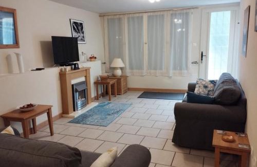 Magnac-Laval House | Maison élégante wi-fi rapide & terrasse ensoleillée