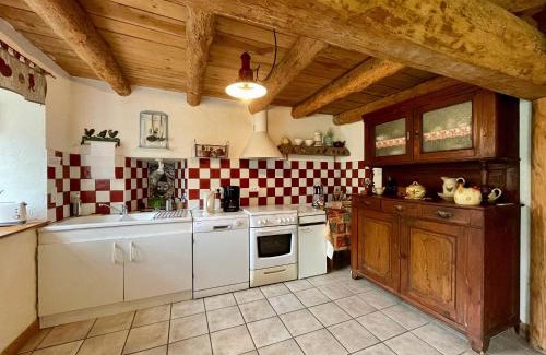 Saugues House | Maison Ancienne au Calme avec Cheminée et Équipements Bébé, Proche de Saugues - FR-1-582-127
