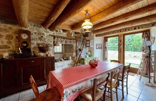 Saugues House | Maison Ancienne au Calme avec Cheminée et Équipements Bébé, Proche de Saugues - FR-1-582-127